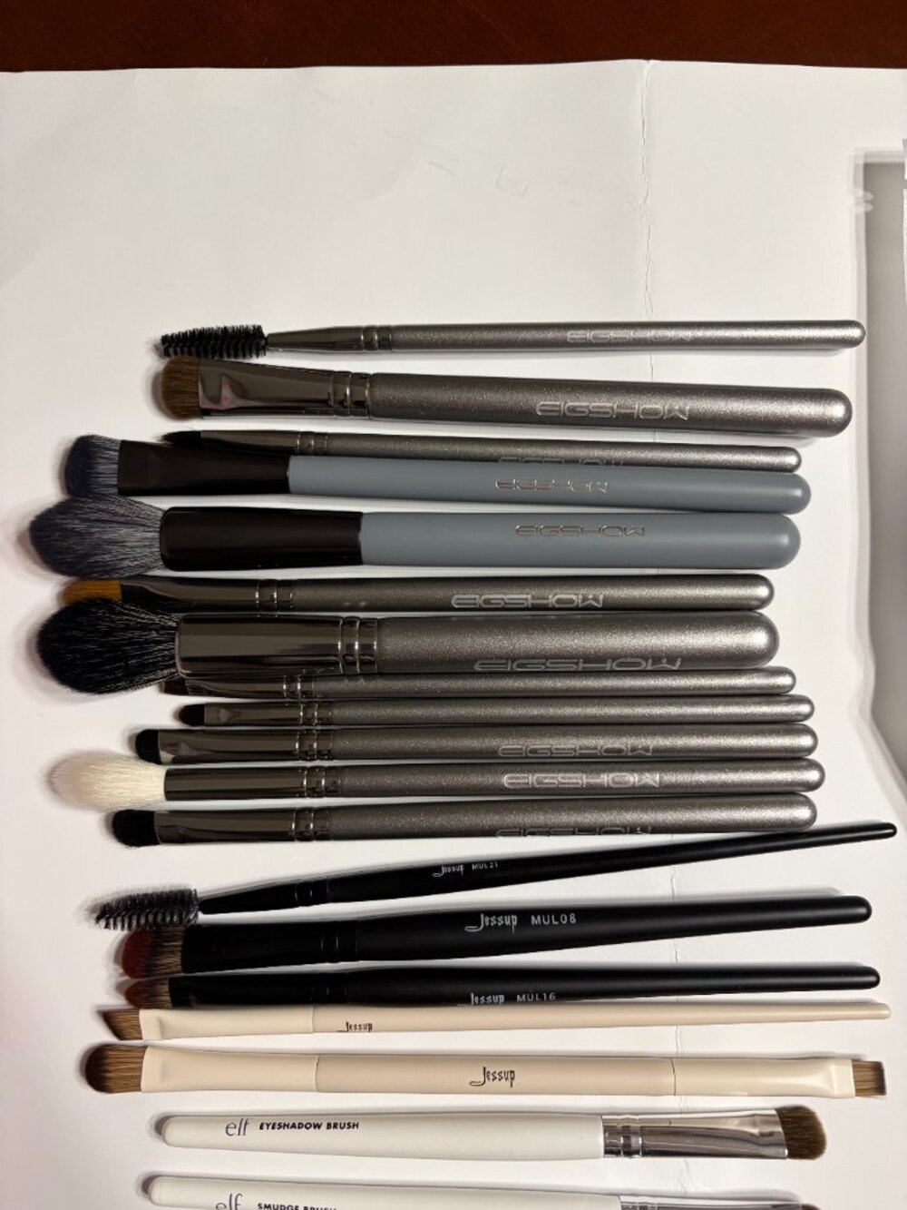 LOT: Makeup Brushes (31) with Estee Lauder Cosmetic Bag and Brush Cleaning Pad - Picture 3 of 14